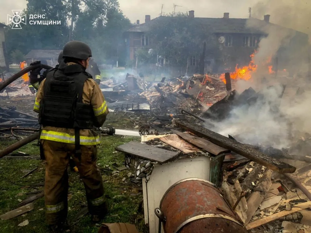 Ворог знову завдав удару по Сумщині: працюють рятувальники