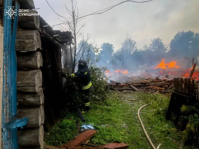 Ворог знову завдав удару по Сумщині: працюють рятувальники