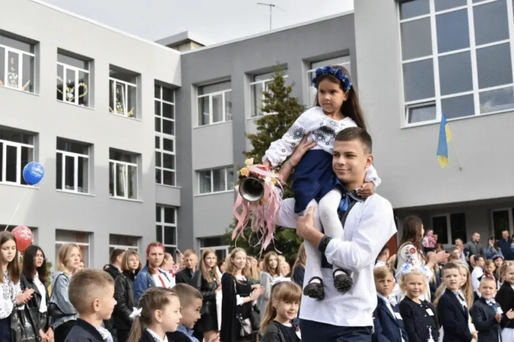 Привітання для учнів та вчителів з 1 вересня 2025: проза, вірші, листівки