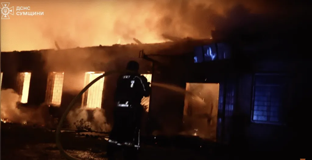 У Сумах ліквідували пожежу після нічної атаки: постраждала дитина