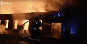 У Сумах ліквідували пожежу після нічної атаки: постраждала дитина
