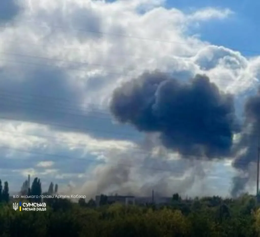Росія обстріляла промислову зону Сум: частина міста залишилася без світла