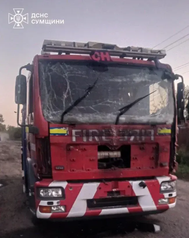 На Сумщині росіяни атакували пожежний автомобіль: рятувальники дивом вціліли