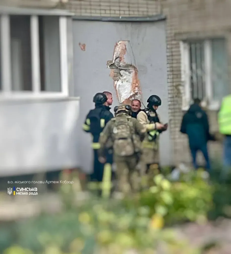 Ворог завдав удару по багатоповерхівці в Сумах