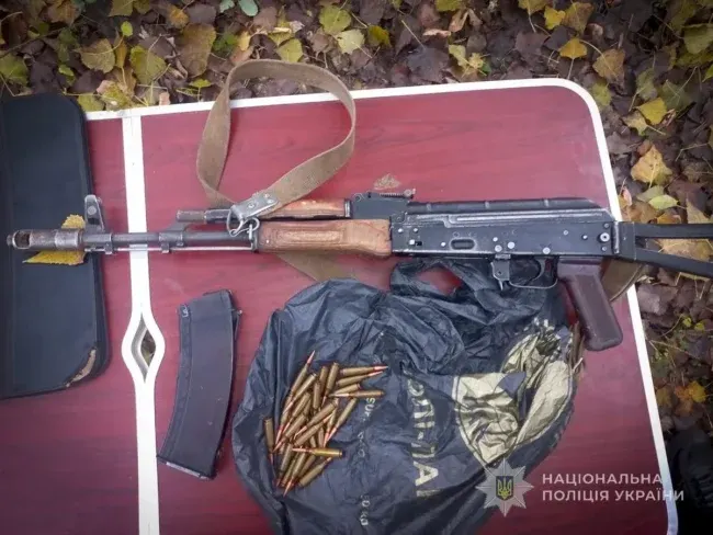 У Ромнах викрили чоловіка, який зберігав автомат Калашникова та боєприпаси