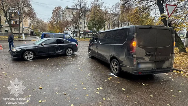 ДТП в Сумах: водій Audi протаранив два мікроавтобуси на проспекти Шевченка
