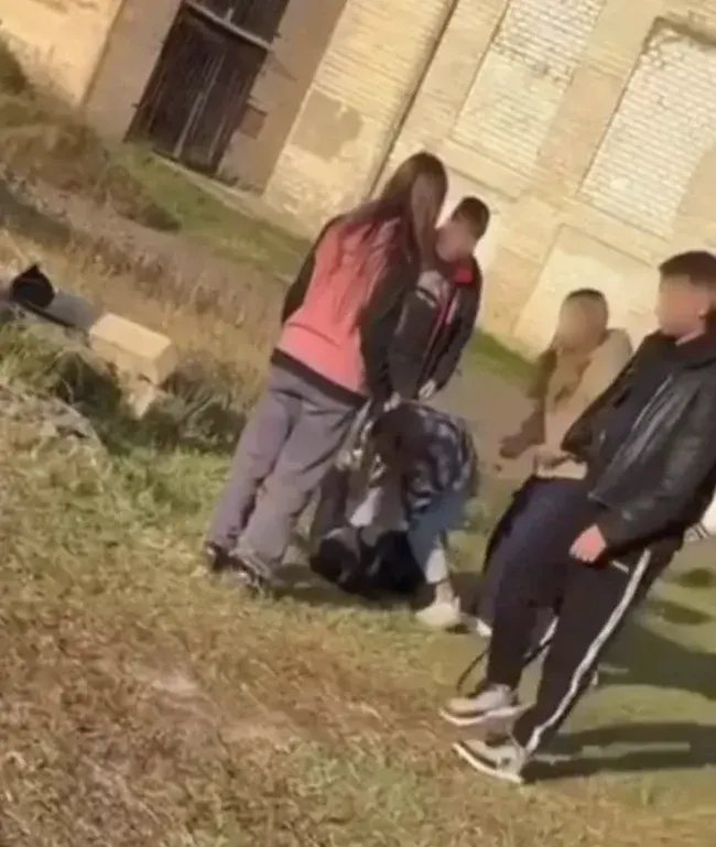 На Конотопщині підлітки знущалися з малолітньої дівчинку: побили її та застосували проти неї балончик зі сльозогінним газом (ВІДЕО)