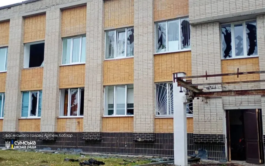 Вночі ворог атакував Суми й влучив у будівлю СНАУ