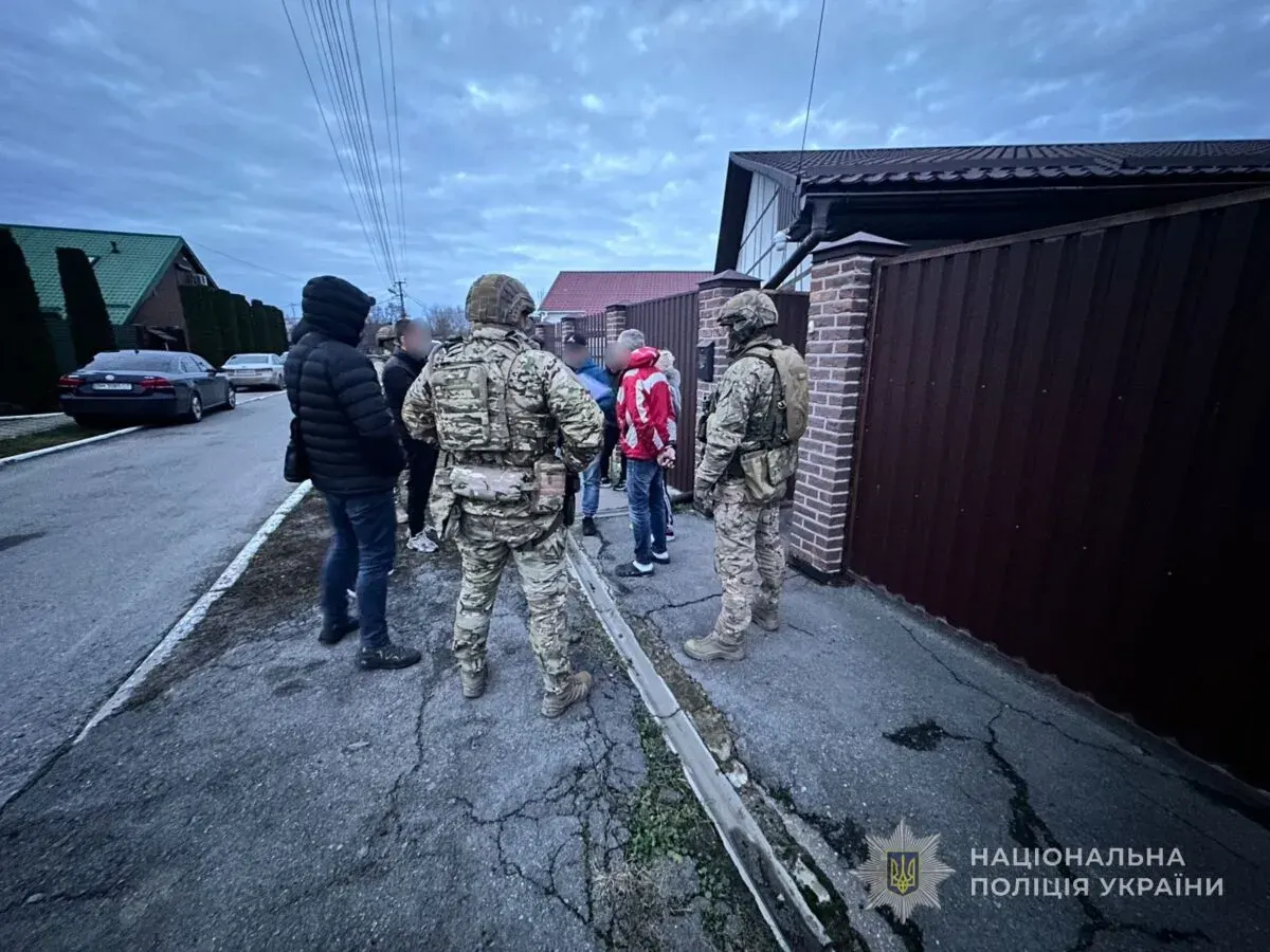 Затримання у Сумах: чоловіку оголосили підозру за зброю та наркотики