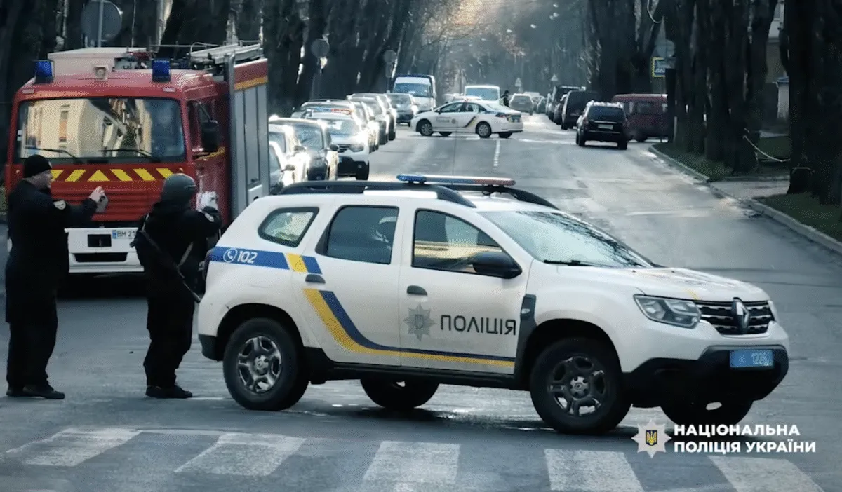 В центрі Сум перехожі знайшли "бомбу", яка виявилася звичайним принтером (ВІДЕО)