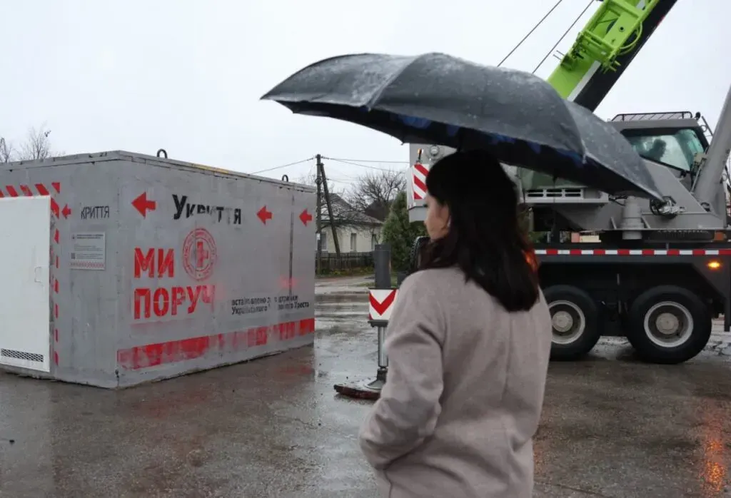 В Сумах встановлюють додаткові модульні укриття завдяки Червоному Хресту