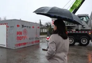 В Сумах встановлюють додаткові модульні укриття завдяки Червоному Хресту