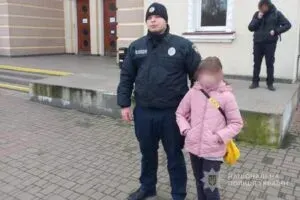 Поліція Сумщини розшукала 9-річну втікачку на залізничному вокзалі