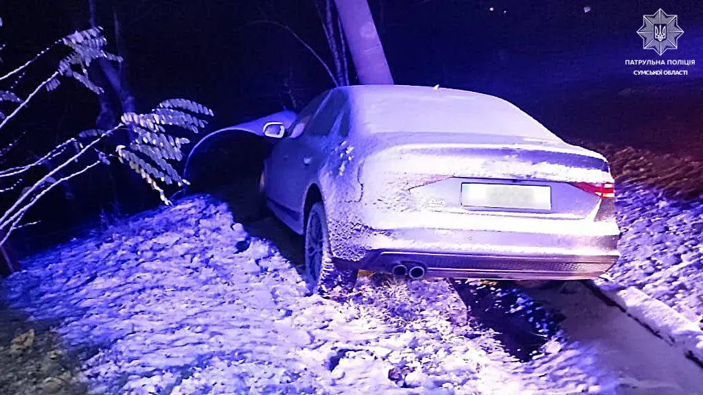 У Сумах нетвереза 22-річна водійка без документів влаштувала ДТП: жіночка не роз'їхалася з електроопорою