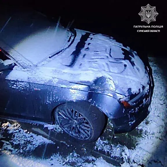 У Сумах нетвереза 22-річна водійка без документів влаштувала ДТП: жіночка не роз'їхалася з електроопорою