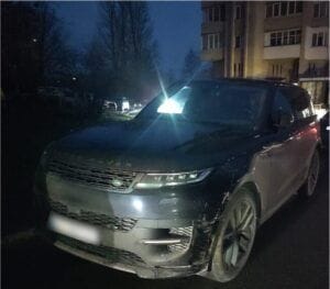 У Сумах водій Jeep Cherokee врізався в припаркований Land Rover і поїхав з місця ДТП