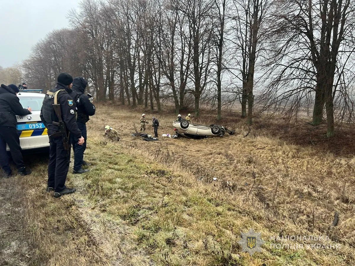 На дорозі між селами на Сумщині перекинулося авто: травмовані троє пасажирів, серед них дитина