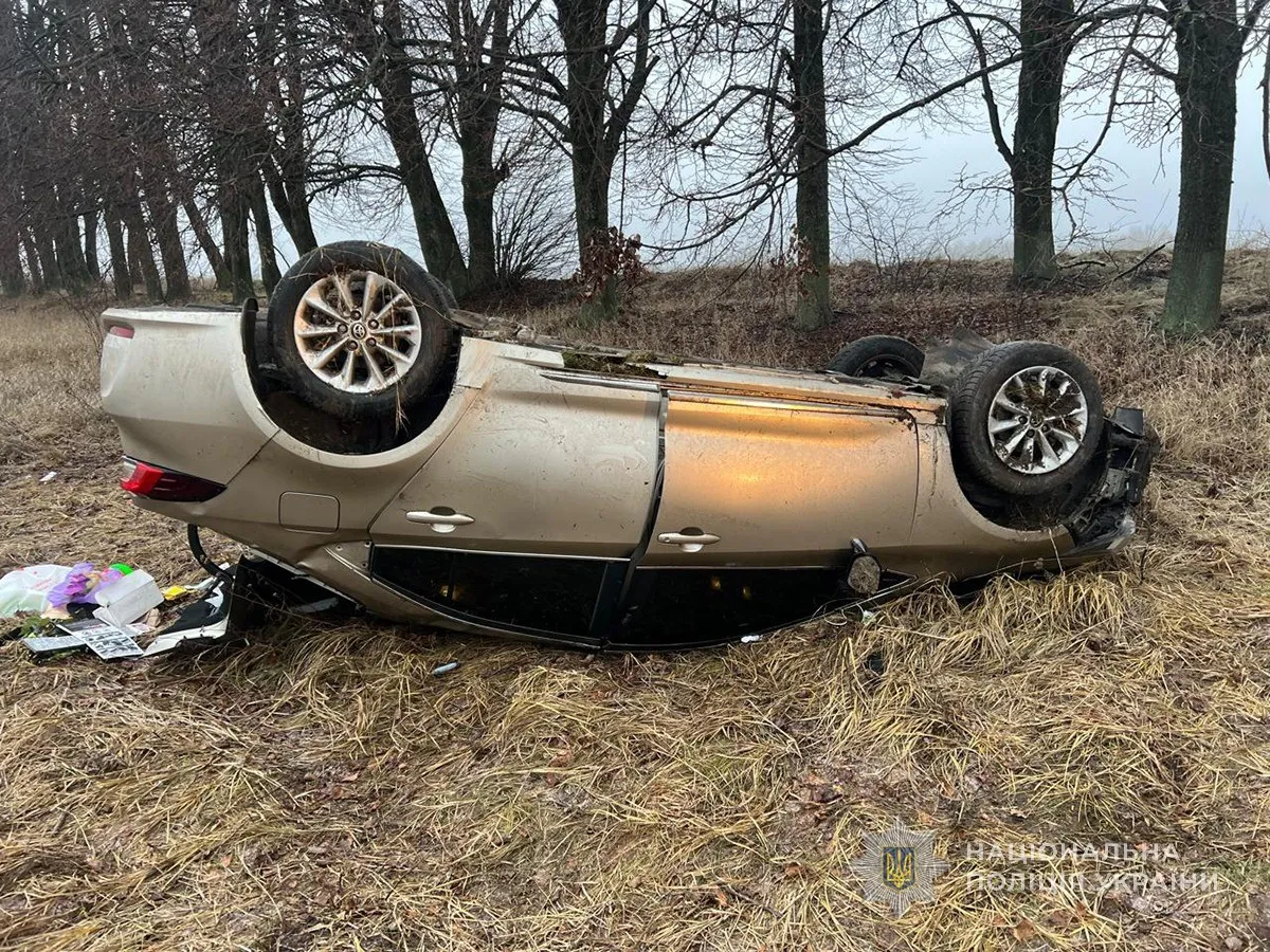 На дорозі між селами на Сумщині перекинулося авто: травмовані троє пасажирів, серед них дитина