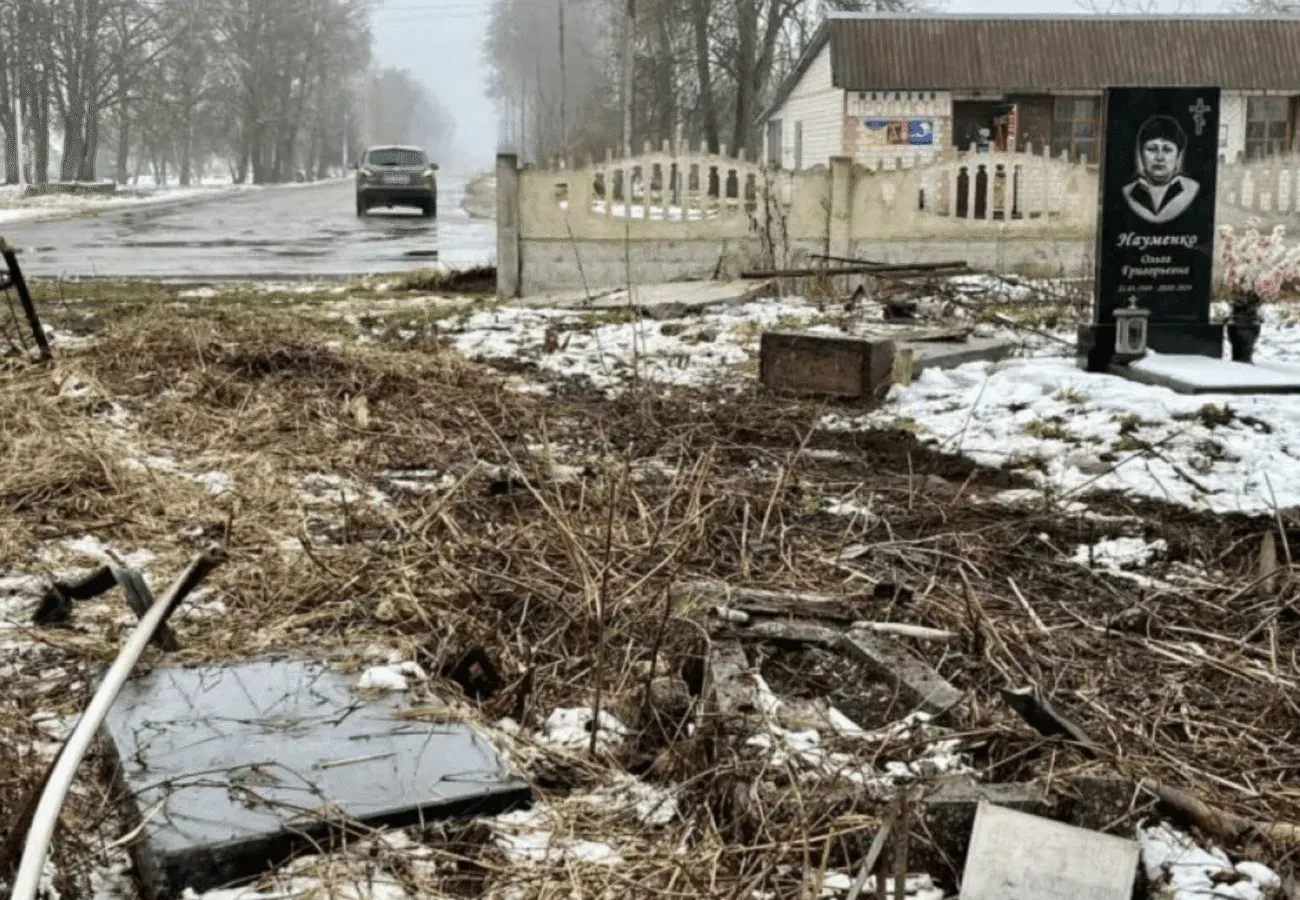 На Сумщині водійка розтрощила паркан на кладовищі