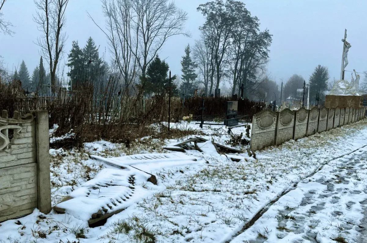 На Сумщині водійка розтрощила паркан на кладовищі