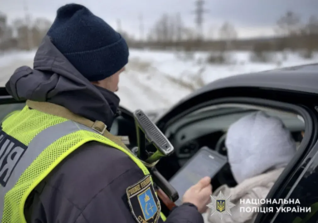 На блокпості в Конотопському районі викрили дівчину з підробленим водійським посвідченням