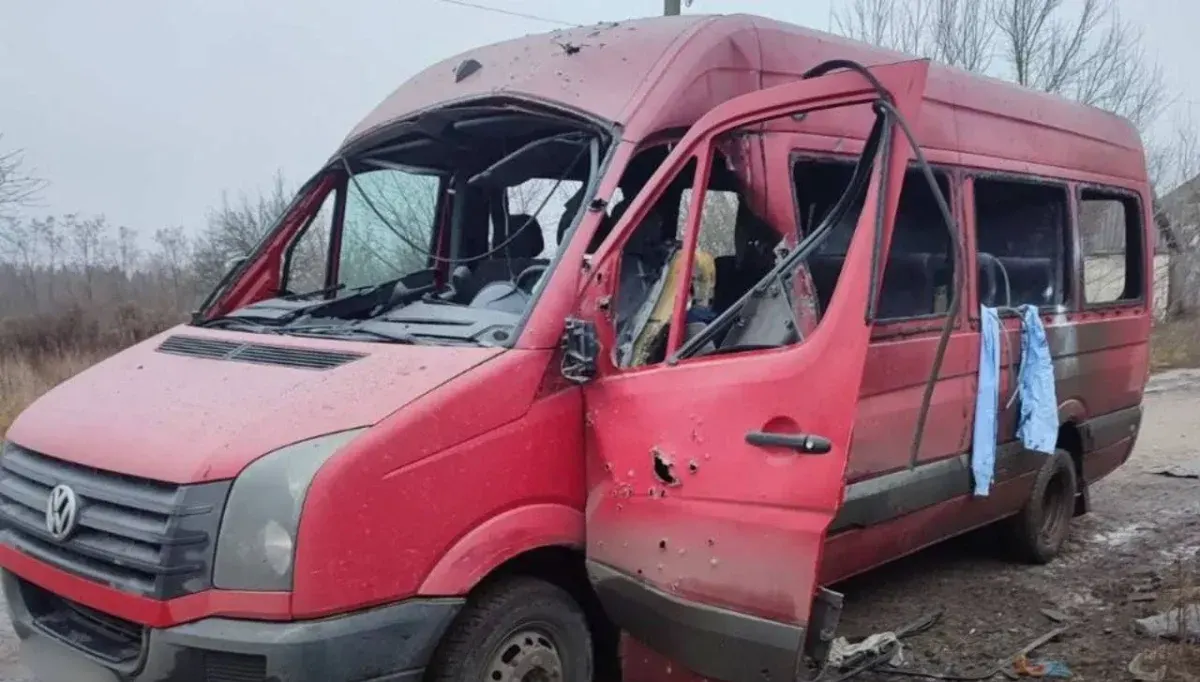 На Сумщині дрон поцілив у мікроавтобус із працівниками агрофірми: люди встигли врятуватися