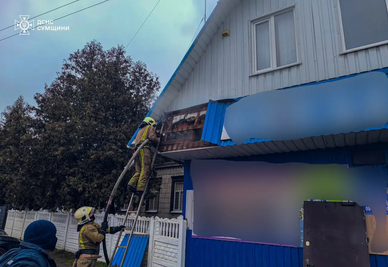 В Тростянці рятувальники винесли чоловіка з палаючої будівлі