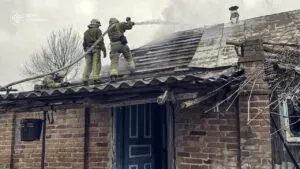 Ранкова пожежа на Сумщині: в Соснівці рятувальники не дали вогню поширитися на будинок (ФОТО)