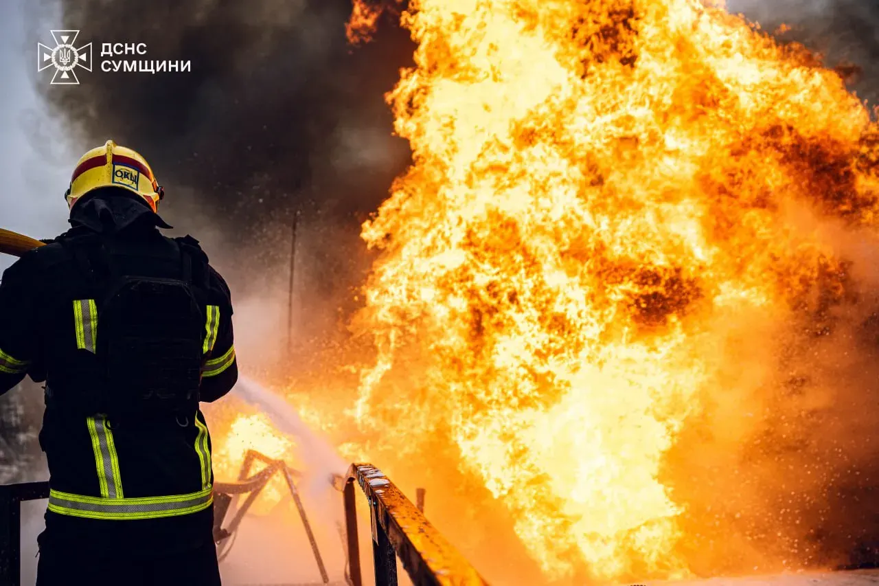 Після атаки дронів поблизу Сум рятувальники загасили велику пожежу: що відомо