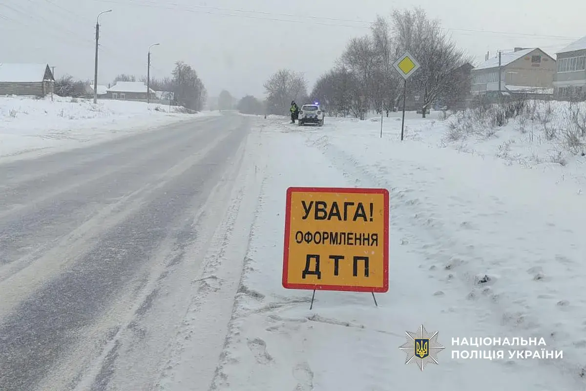 ДТП на Сумщині: неповнолітня водійка врізалася в дерево, постраждали троє людей