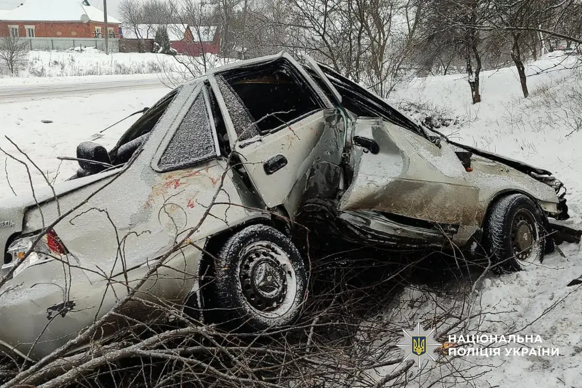 ДТП на Сумщині: неповнолітня водійка врізалася в дерево, постраждали троє людей