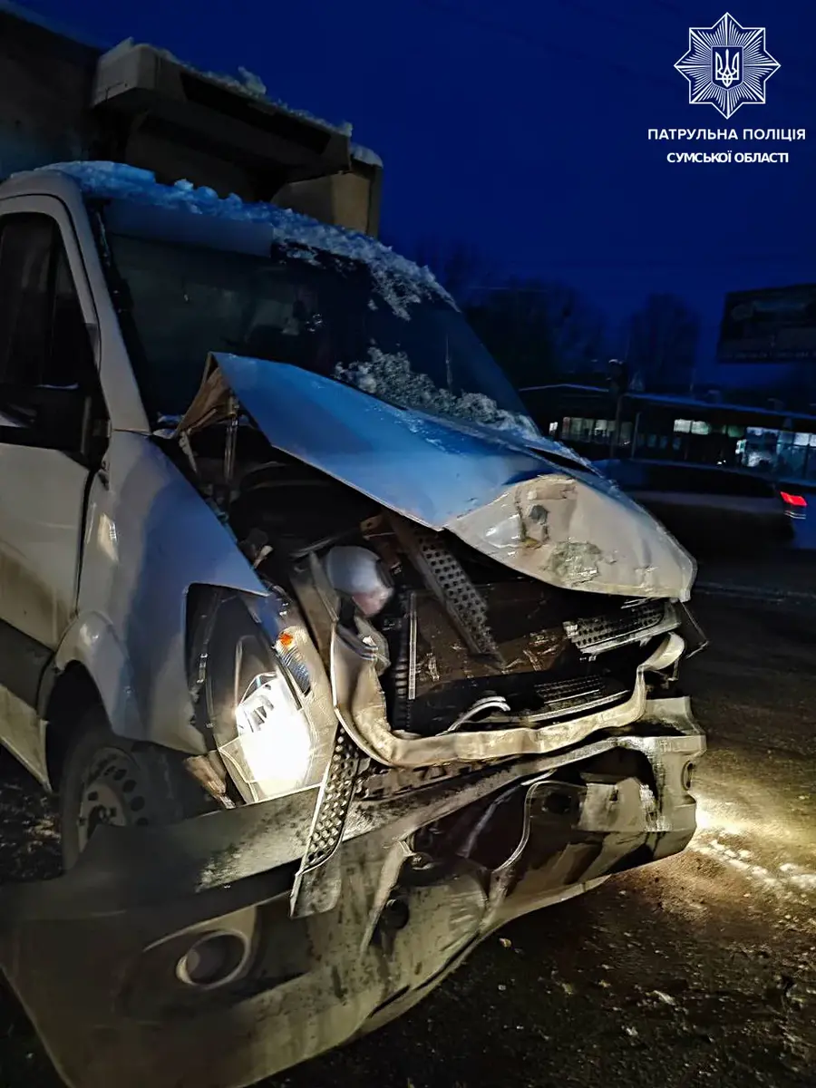 У Сумах вантажівка врізалася в маршрутку: що відомо станом на вечір