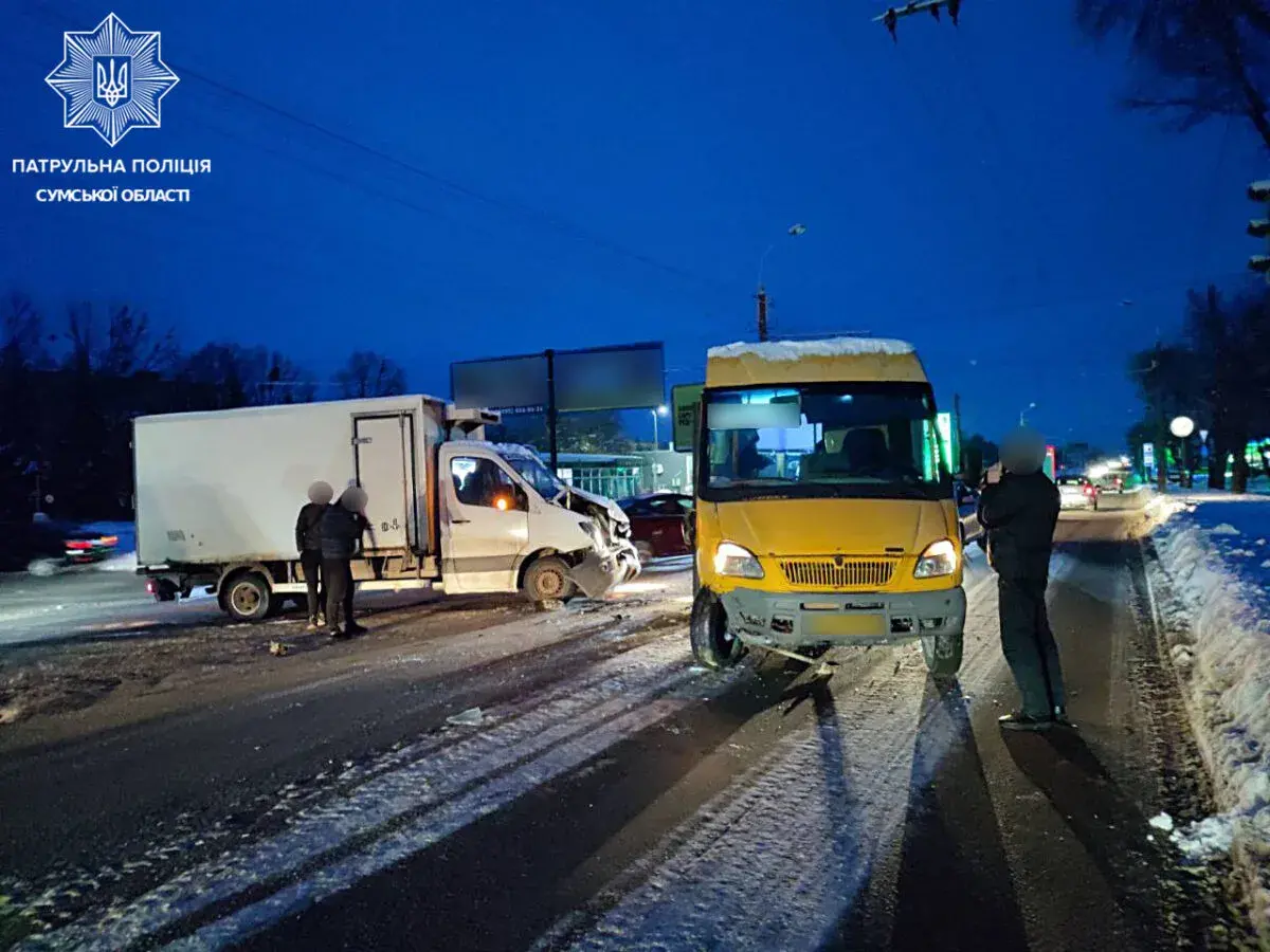 У Сумах вантажівка врізалася в маршрутку: що відомо станом на вечір