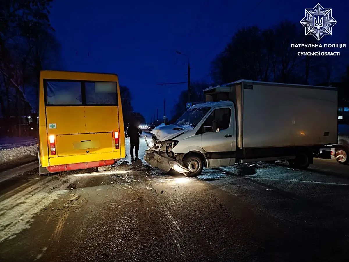 У Сумах вантажівка врізалася в маршрутку: що відомо станом на вечір