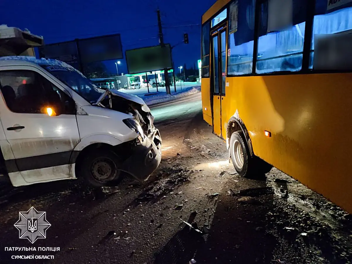 У Сумах вантажівка врізалася в маршрутку: що відомо станом на вечір