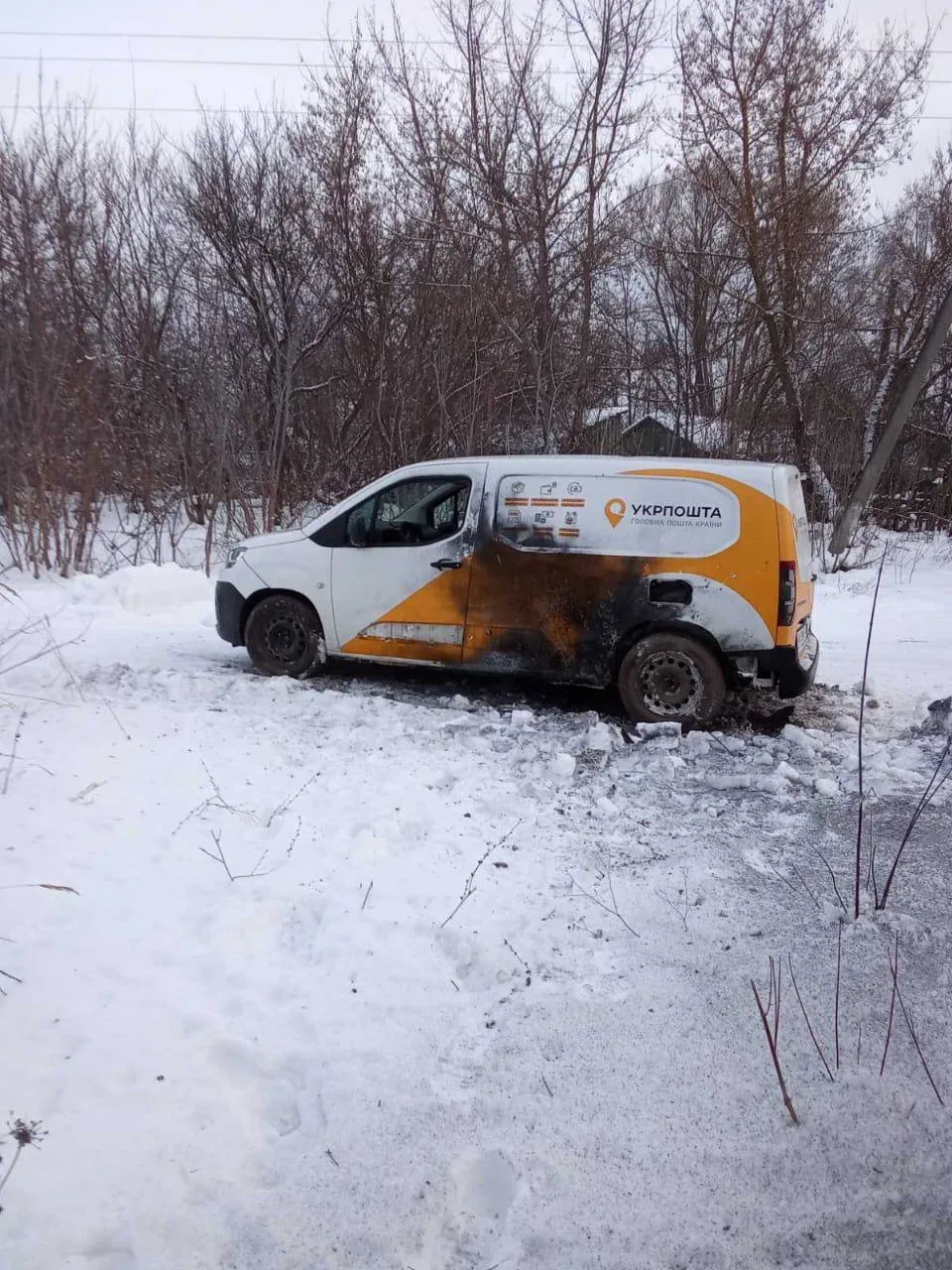 На Сумщині ворожий дрон знищив автівку Укрпошти