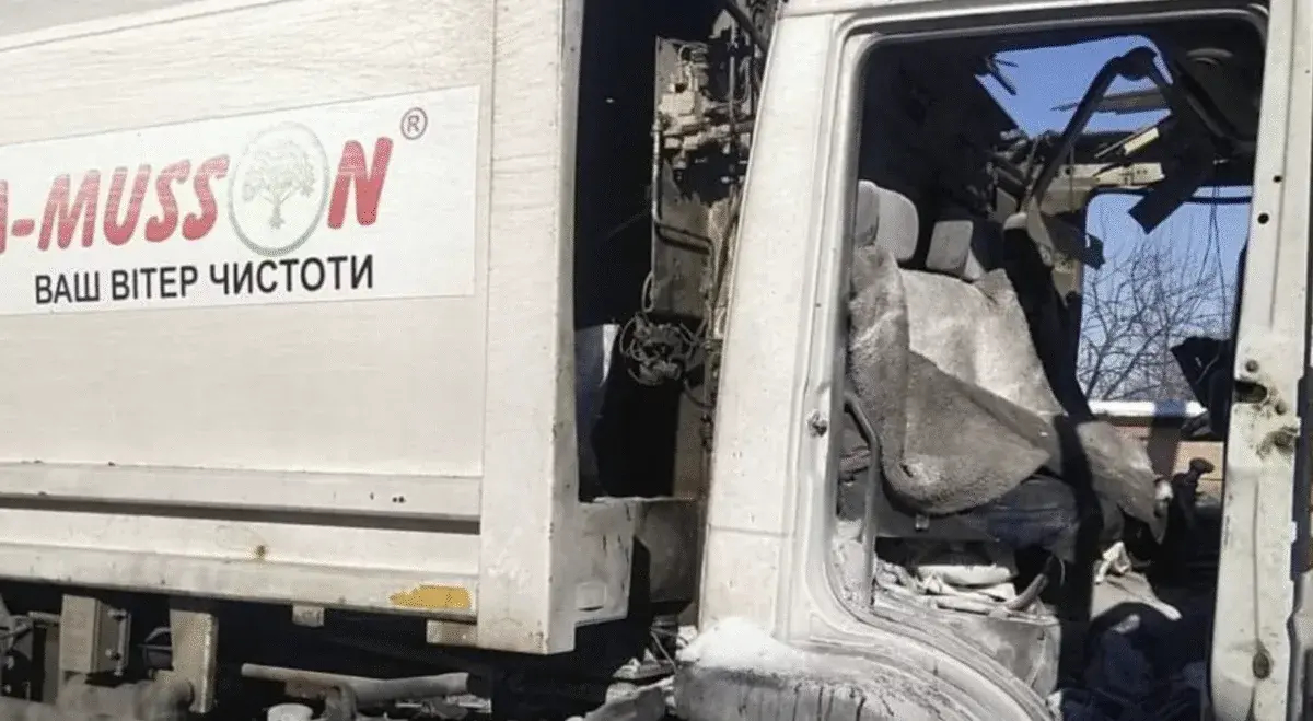 На Сумщині ворог атакував дронами цивільних: вбито людину й зруйновано сміттєвоз