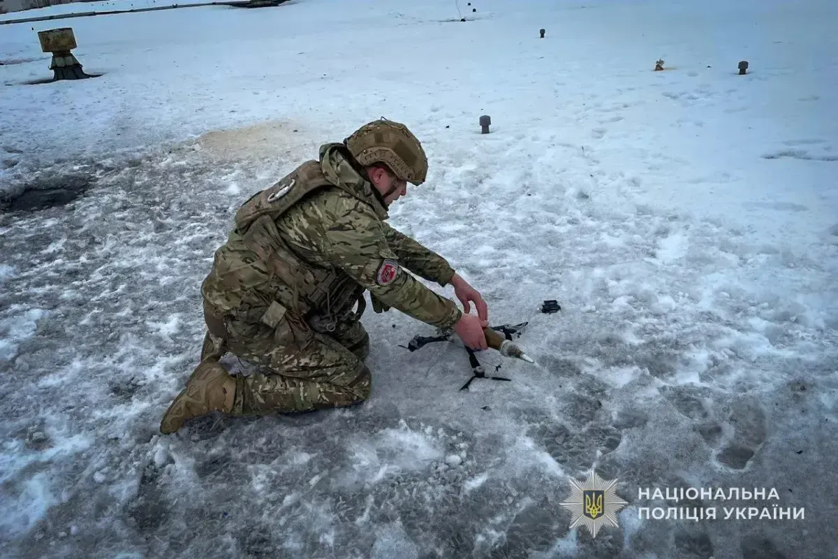 Російський FPV-дрон із кумулятивним зарядом знешкодили на даху будівлі в Сумах