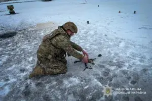 Російський FPV-дрон із кумулятивним зарядом знешкодили на даху будівлі в Сумах