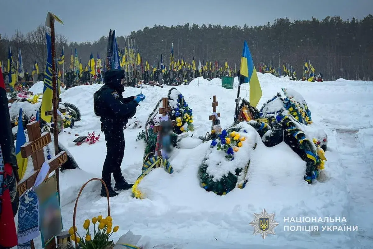 Зірвав прапор із могили захисника: у Сумах викрили чоловіка, якому вже оголосили підозру