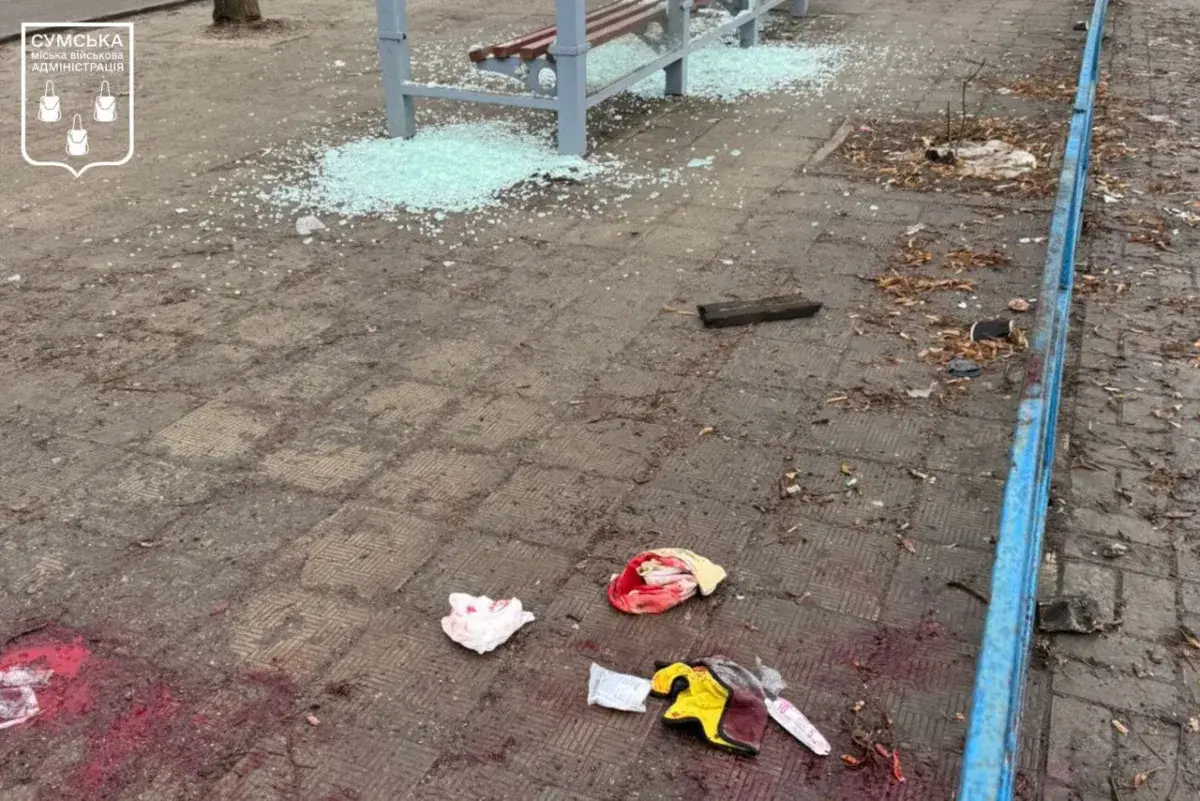 У Сумах дрон влучив у будівлю ТЦК: вже відомо про двох постраждалих