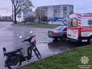 У Сумах зіткнулися Audi та електровелосипед: постраждала 71-річна жінка