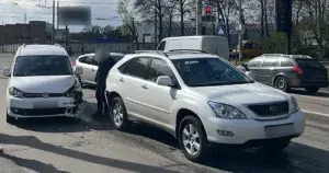 ДТП без постраждалих: у Сумах зіткнулися Volkswagen і Lexus