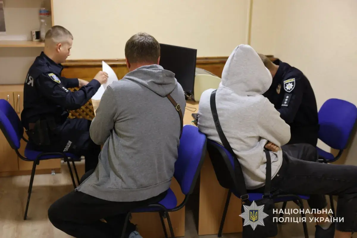 У Сумах викрили компанію молодиків, яких підозрюють у зливанні пального з автівок