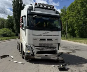 ДТП в Сумах за участи вантажівки відправила у лікарню двох чоловіків