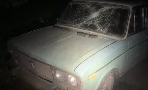 У Сумах патрульні затримали чоловіка, який допився до неадекватного стану й потрощив чужу автівку