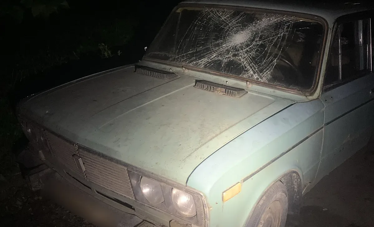 У Сумах патрульні затримали чоловіка, який допився до неадекватного стану й потрощив чужу автівку