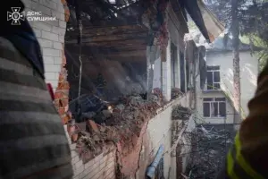 Внаслідок влучання БПЛА у дитсадок у Сумах загинула жінка: що відомо