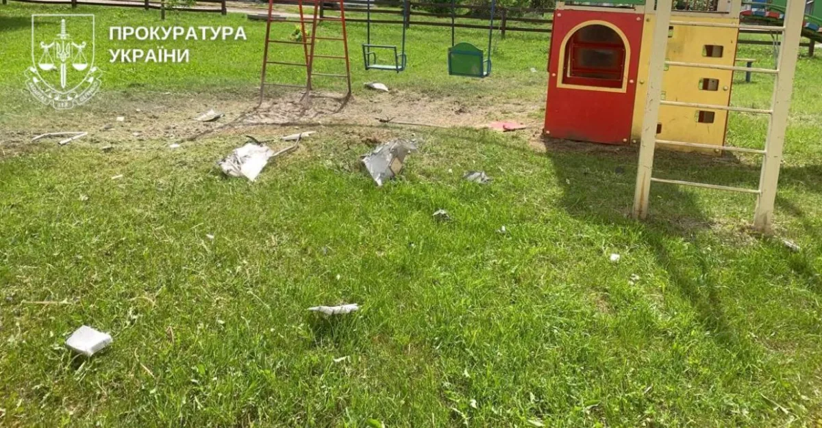 На півночі Сумщини дрон влучив у дитячий майданчик, постраждали дві жінки