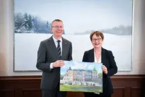 Картину школярки із Сум подарували президенту Латвії під час міжнародного форуму в Ризі